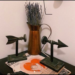 Arrow bookends